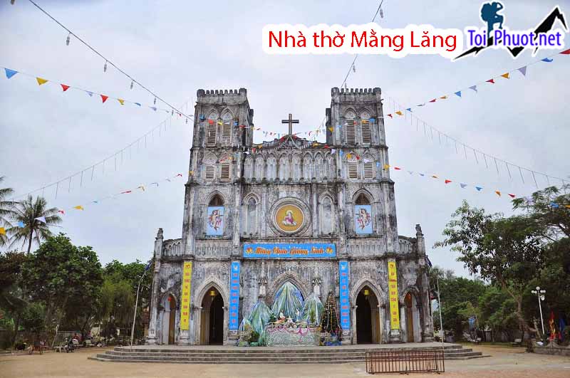 Khuôn viên bên ngoài Nhà thờ Mằng Lăng