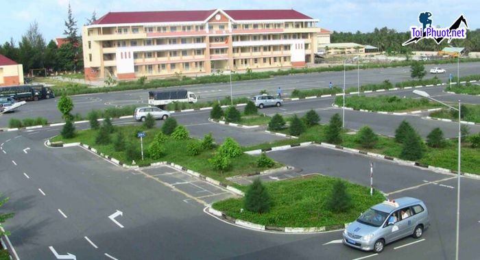 Top 4 Trung tâm dạy lái xe ô tô uy tín và chuyên nghiệp nhất ở Lâm Đồng Sân tập lái và sát hạch rộng (1)