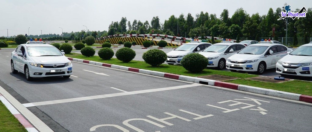 Top 4 Trung tâm dạy lái xe ô tô uy tín và chuyên nghiệp nhất ở Lâm Đồng Sân tập lái và sát hạch rộng (3)