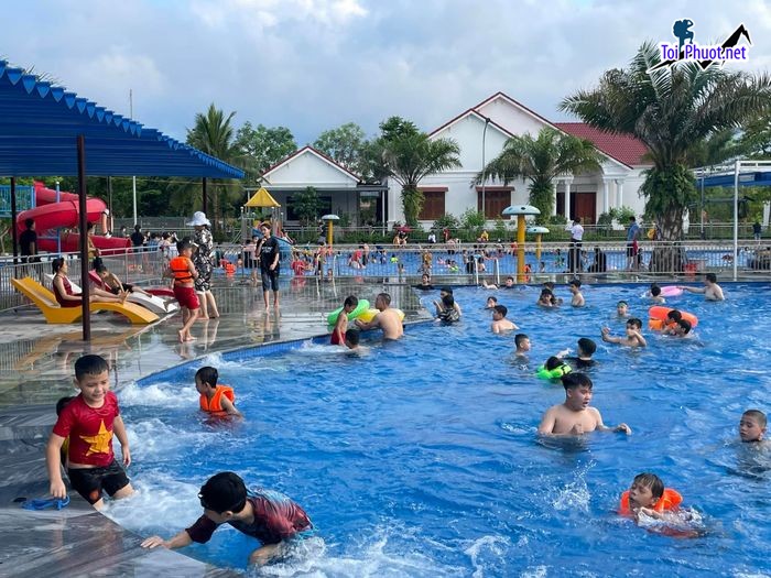 Top 10 Bể bơi công cộng có giá vé rẻ và chất lượng nhất Cao Bằng rộng thoải mái (4)