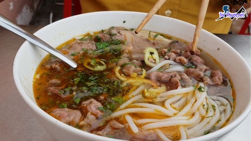 Top 10 Quán bún bò Huế ngon ở Hồ Chí Minh được đông đảo khách hàng yêu thích (4)