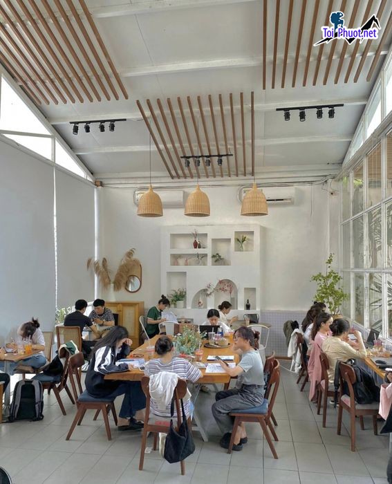 Top 10 Quán cafe đẹp nhất Gia Lai Đội ngũ nhân viên phục vụ tận tình, vui vẻ (6)