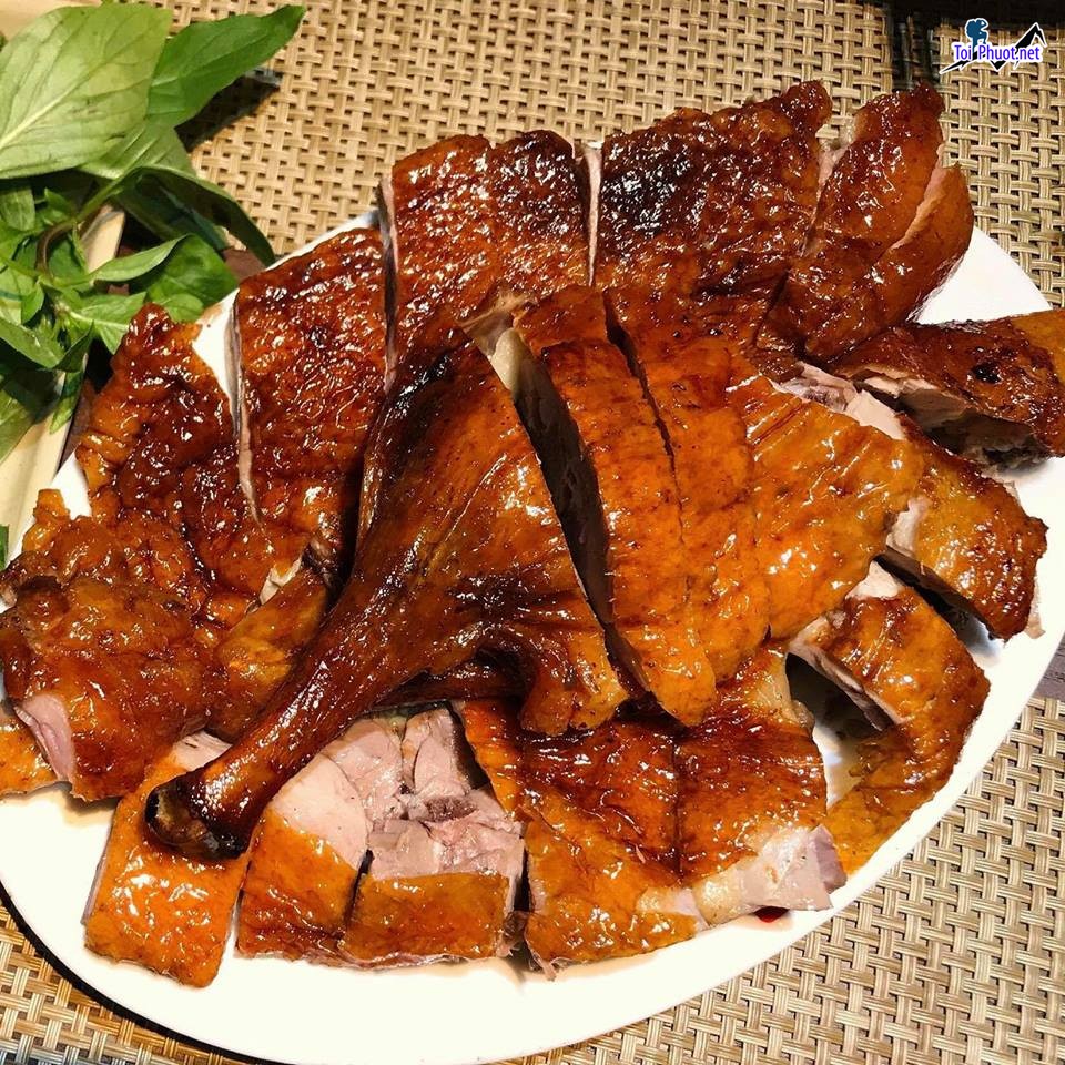 Top 8 Quán vịt quay ngon nhất Thừa Thiên – Huế Màu da vàng óng, giòn rụm, vị bùi (3)