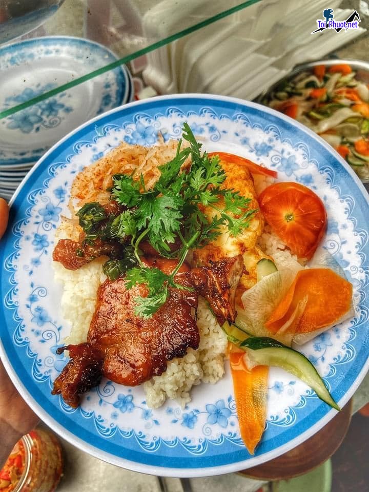 Top 9 Quán cơm ngon nhất Kon Tum không gian quán sạch sẽ (3)