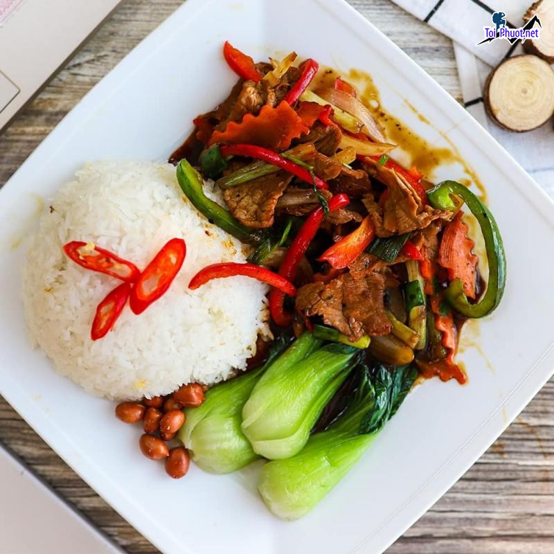 Top 9 Quán cơm ngon nhất Kon Tum không gian quán sạch sẽ (4)